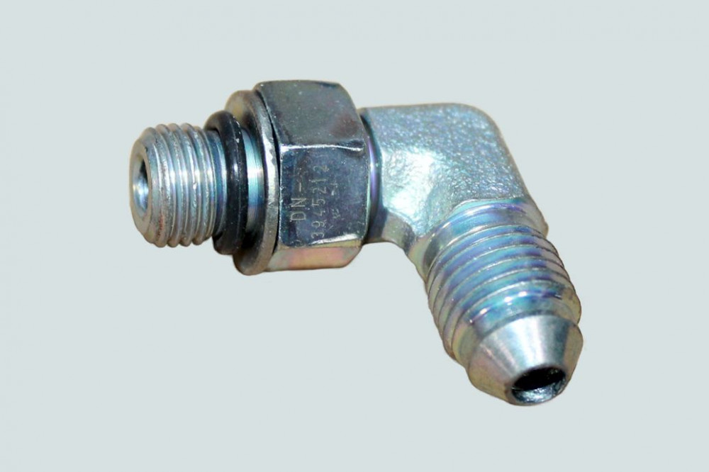 фото штуцер угловой (m10x1,00x7/16 - 20) (трубки подачи масла к  возд. компрессору) (isle) dcec 3945212 